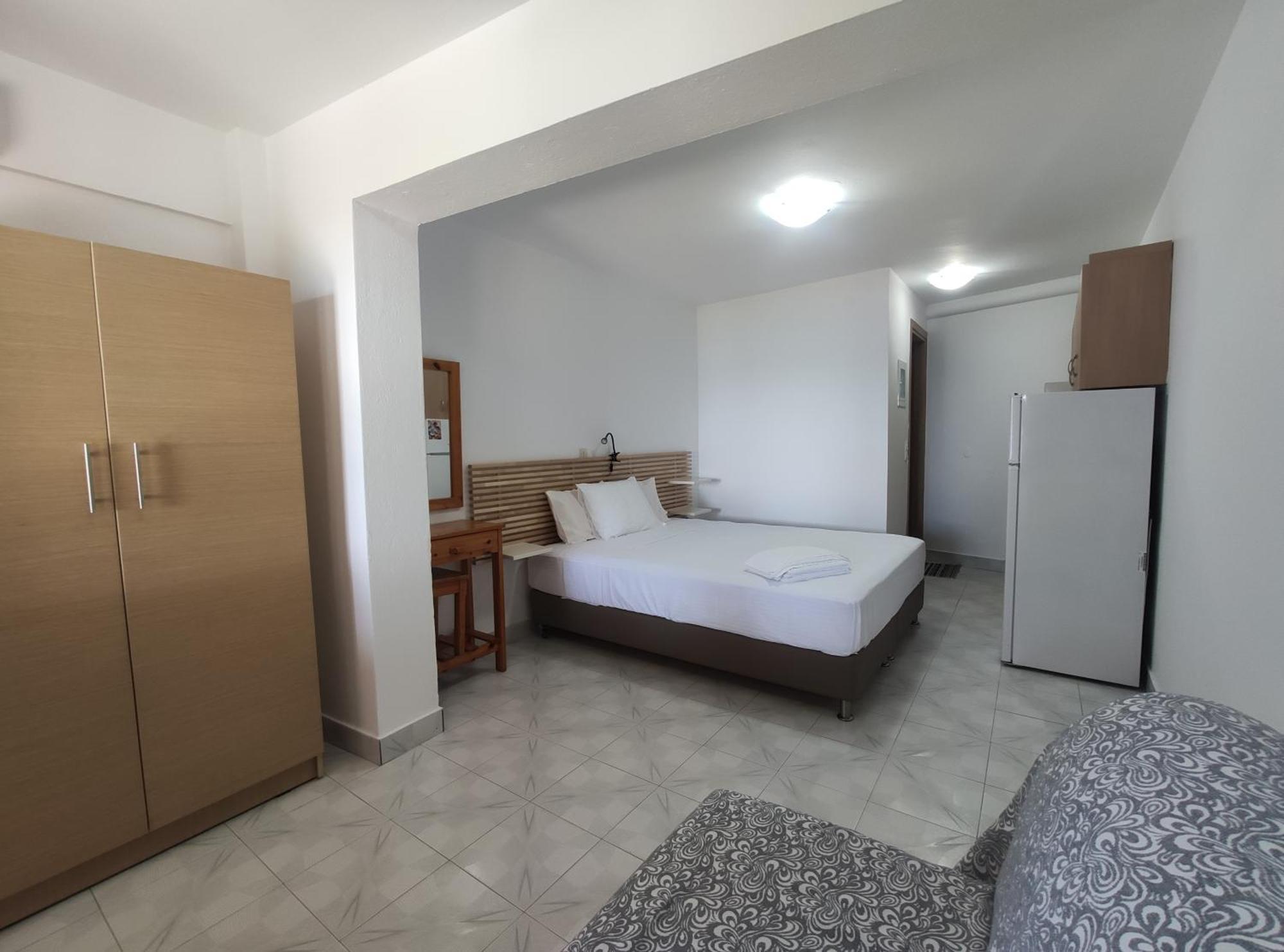Para Thin Alos Inn Неос Мармарас Екстериор снимка