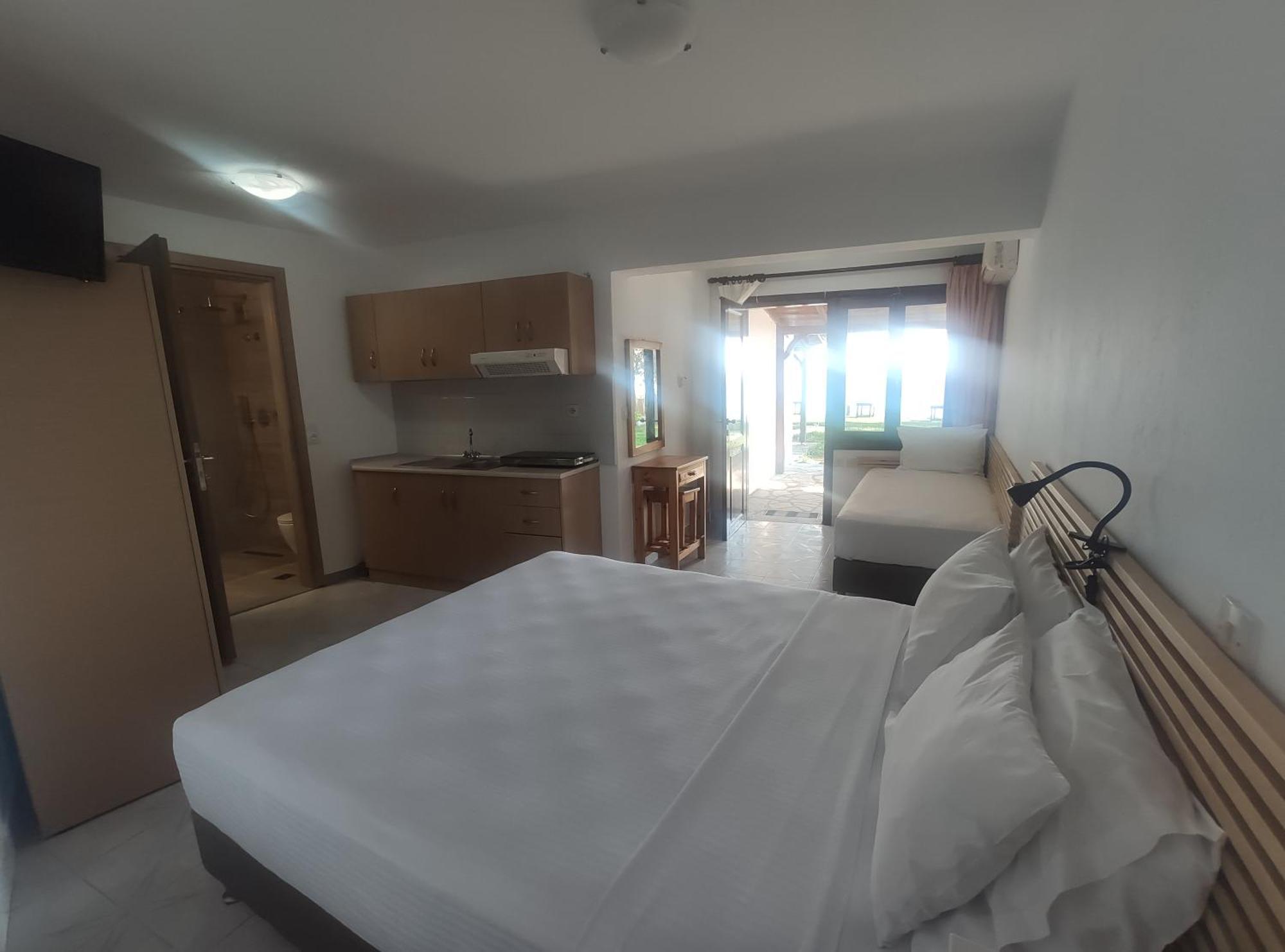 Para Thin Alos Inn Неос Мармарас Екстериор снимка