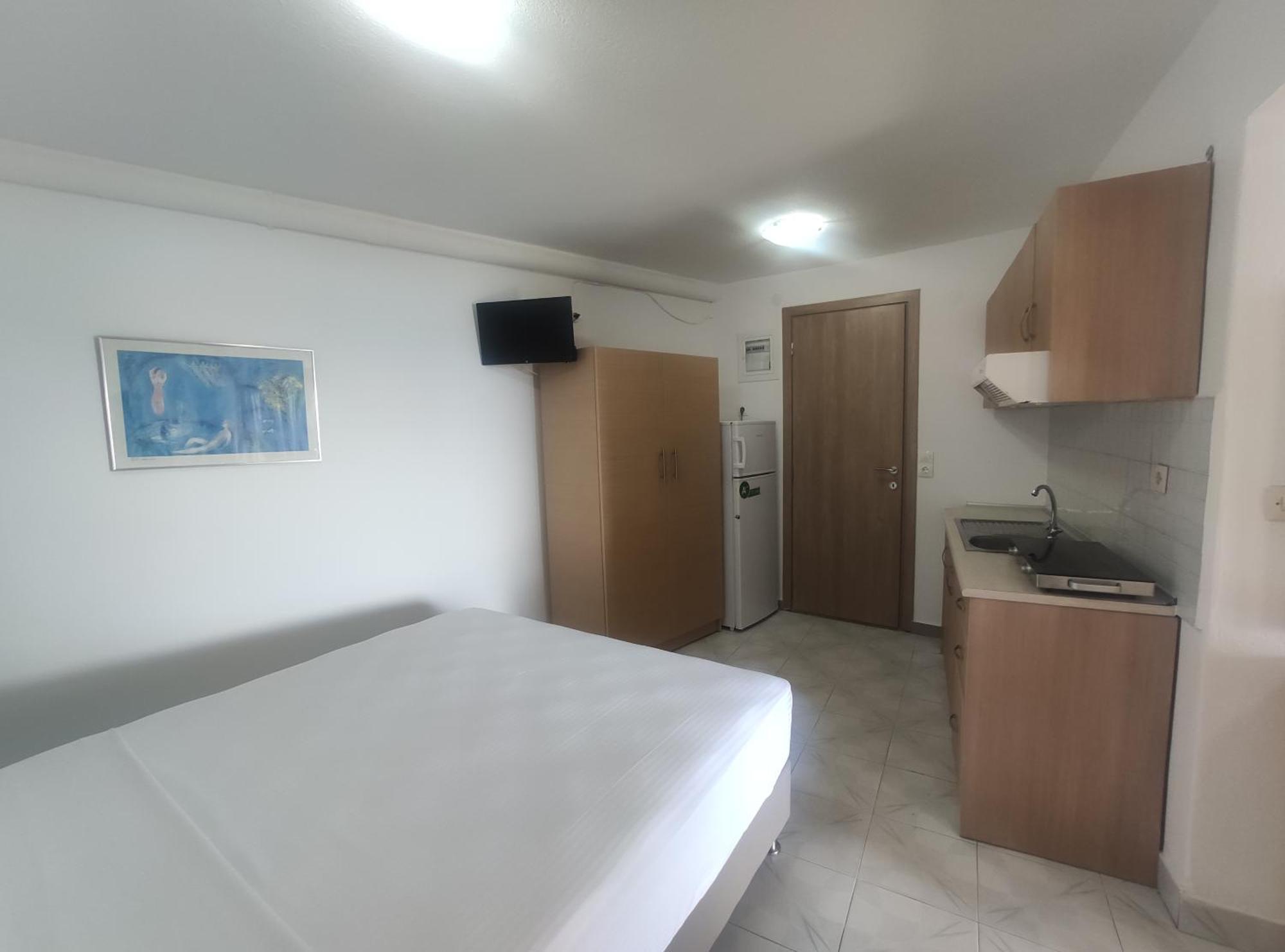 Para Thin Alos Inn Неос Мармарас Екстериор снимка
