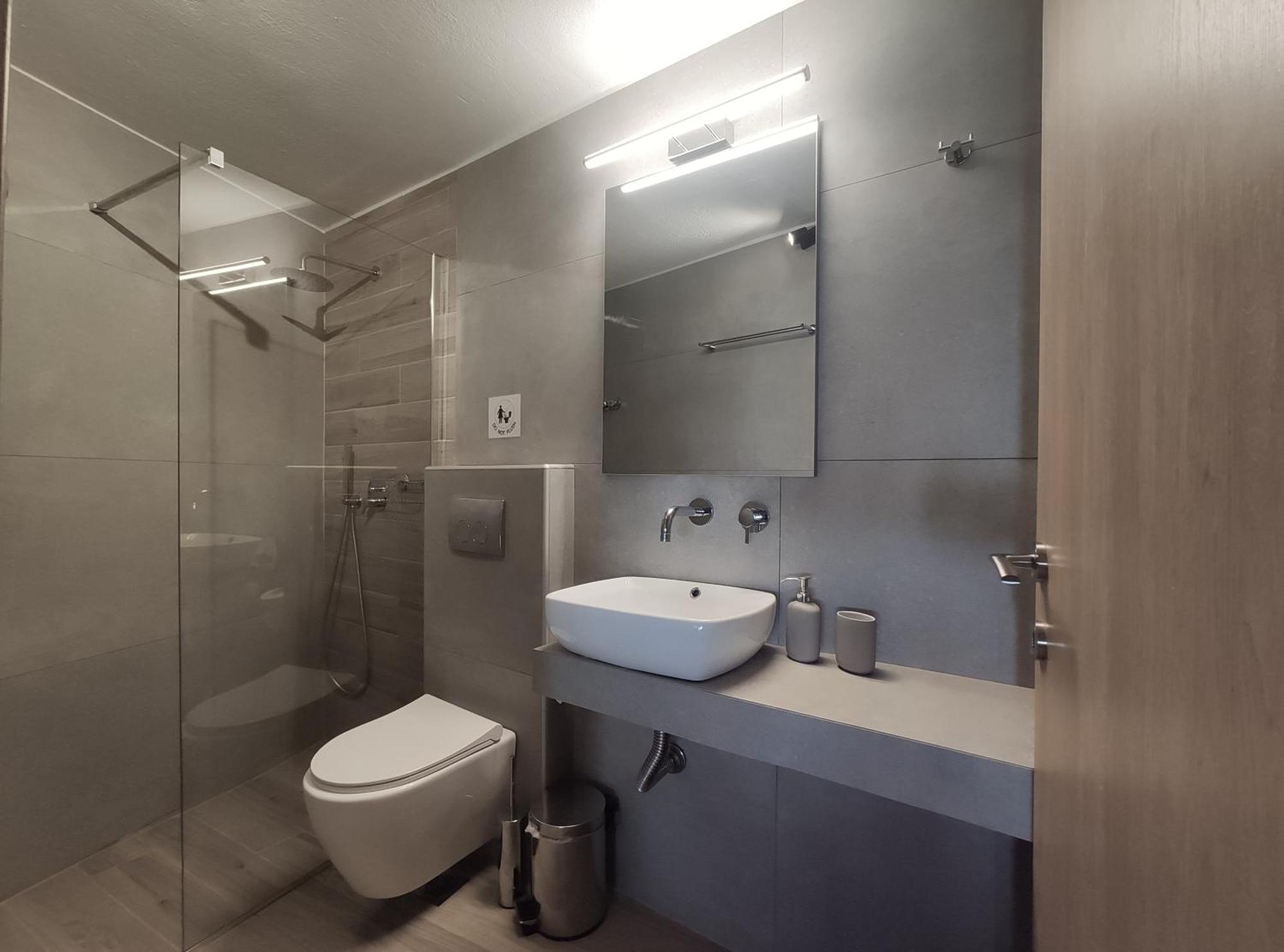 Para Thin Alos Inn Неос Мармарас Екстериор снимка